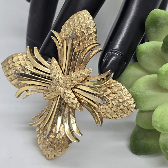 Vintage Trifari Gold Tone Maltese Cross Pin Brooch Vintage Pineapple Pinecone - Picture 2 of 6